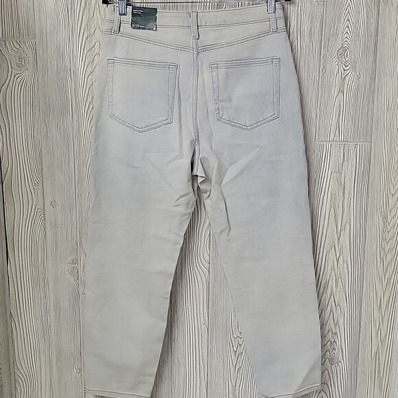 Wild Fable Highest Rise Light Wash Distressed Mom Jeans Womens  Size 8 NWT - Picture 7 of 16